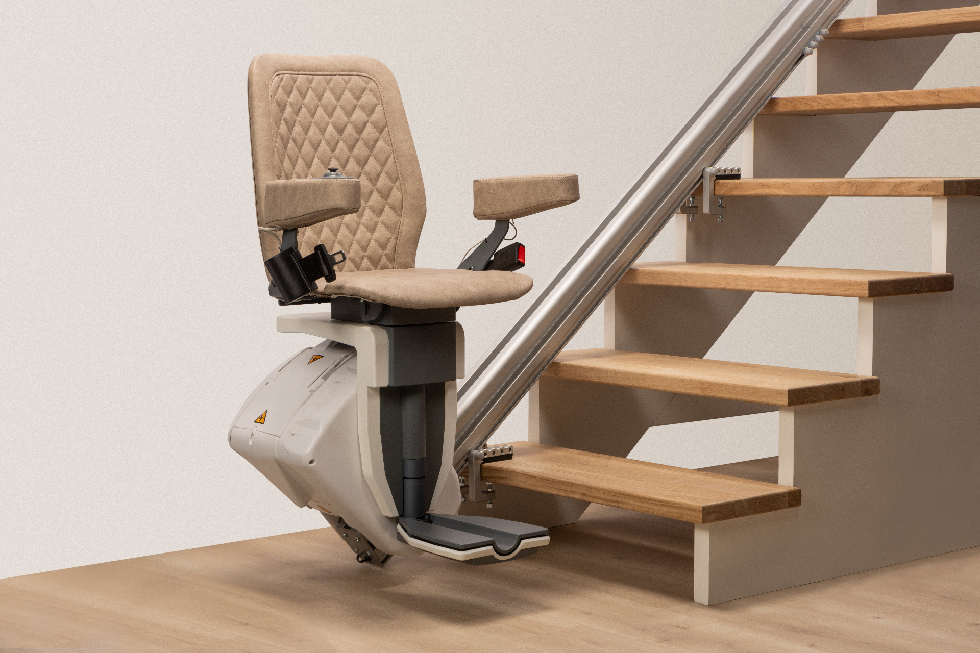 Monte-escalier installé sur un escalier droit en bois clair
